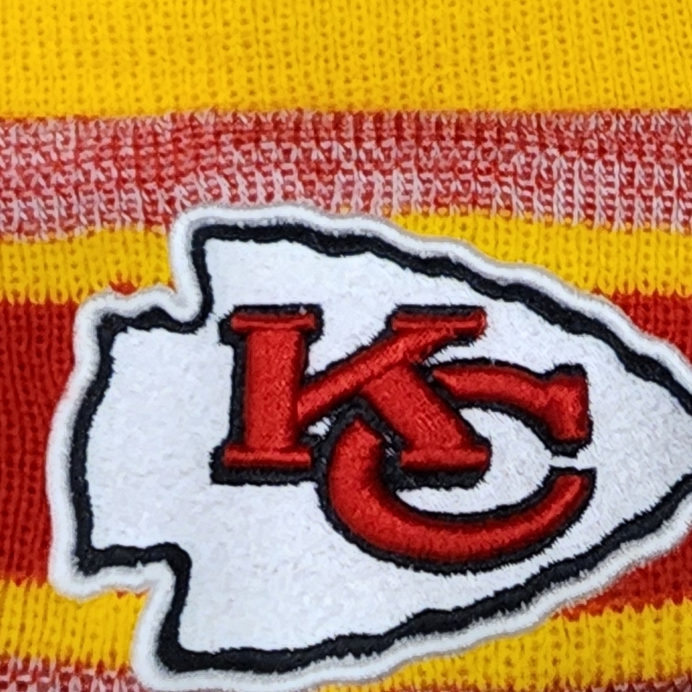 NEW NFL Kansas City Chiefs Striped Beanie with Pom Puff - Picture 6 of 7